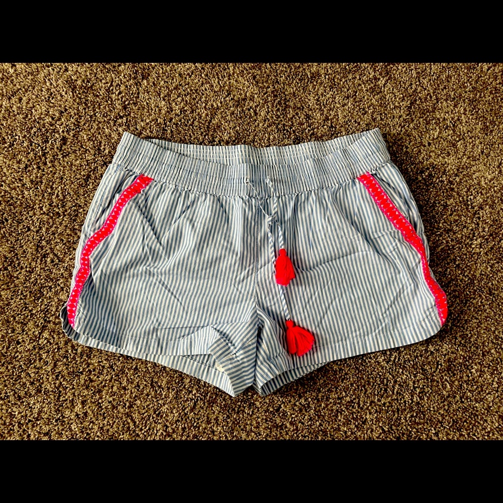 Vineyard vines shorts with elastic waist. Size L